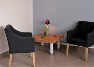 Innenansicht der Praxis Kunst-Therapie-Hannover im Gesundheitszentrum Garbsen (Foto). Detailaufnahme Sitzecke.