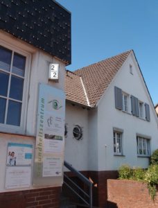 Außenansicht der Praxis Kunst-Therapie-Hannover im Gesundheitszentrum Garbsen (Foto)